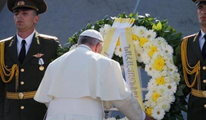 031FC1-il-papa-depone-i-fiori Il Papa depone i fiori