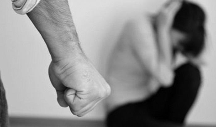 Dà fuoco alla convivente dopo un litigio: arrestato