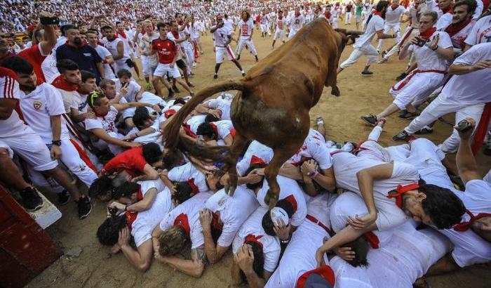 San Fermin, tutti felici sotto gli zoccoli del toro