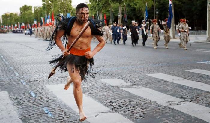 Il guerriero Maori corre sugli Champs Élysées