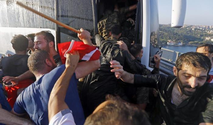 Decapitazioni, linciaggi, giudici cacciati: la democrazia di Erdogan