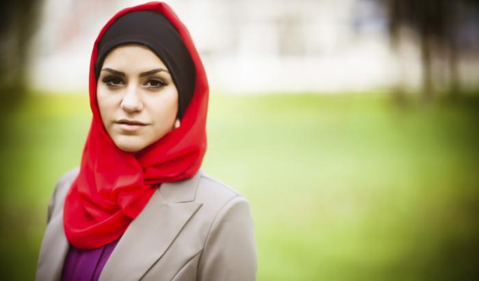 Una musulmana si toglie il velo durante la messa: "Non abbiate paura di noi"