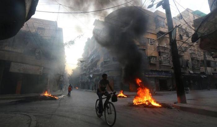 03270D-una-strada-di-aleppo-subito-dopo-un-bombardamento Una strada di Aleppo subito dopo un bombardamento