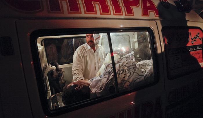 032776-ambulanza-in-pakistan Ambulanza in Pakistan