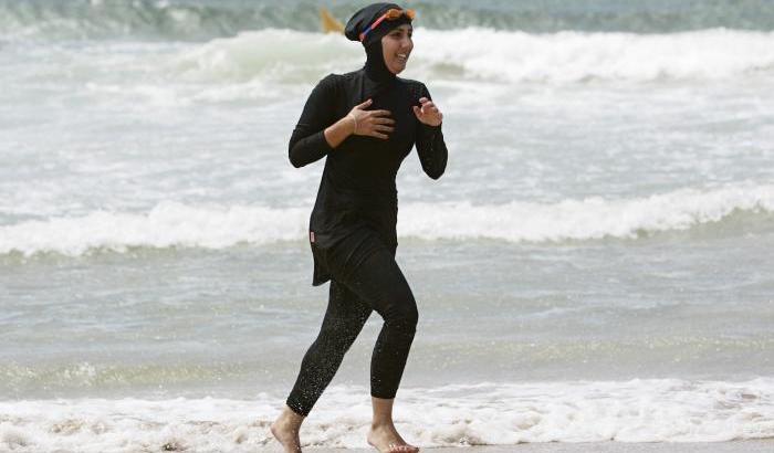 0327B3-il-burkini-costume-che-segue-le-norme-islamiche Il burkini, costume che segue le norme islamiche