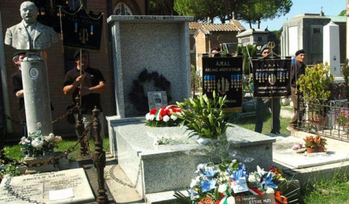 La tomba durante la commemorazione dello scorso anno