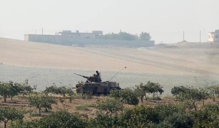Carri armati turchi entrano in Siria