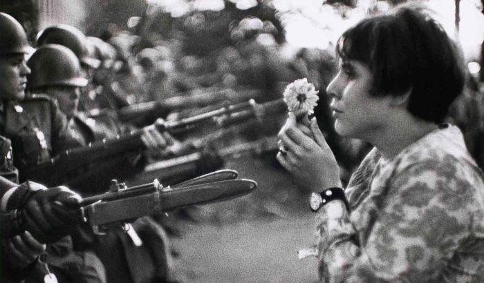 Addio Marc Riboud, sua la foto simbolo del pacifismo