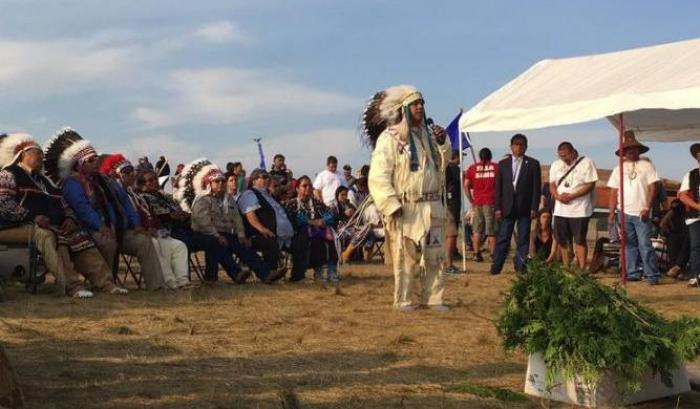 Jode Goudy, presidente del Yakama nation parla all'assemblea tribale