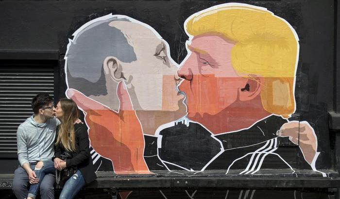 Murales su Donald Trump e Vladimir Putin