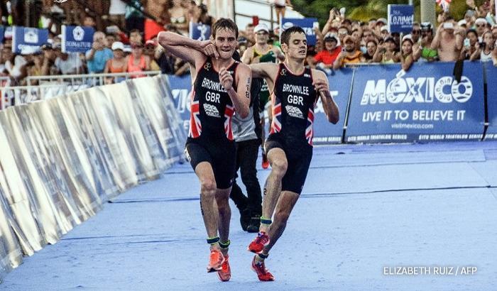 Triathlon, crolla prima del traguardo: il fratello lo aiuta a finire la gara