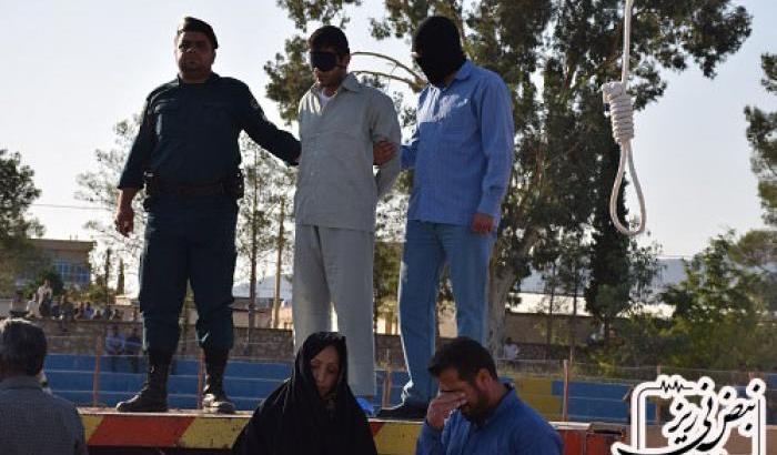 Iran: uomo impiccato allo stadio, anche bambini tra gli spettatori