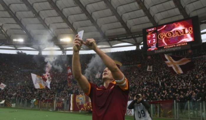 Totti si fa il selfie con la curva