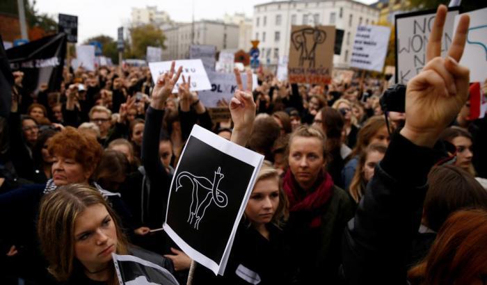 Polonia, in migliaia in strada per difendere il diritto all'aborto