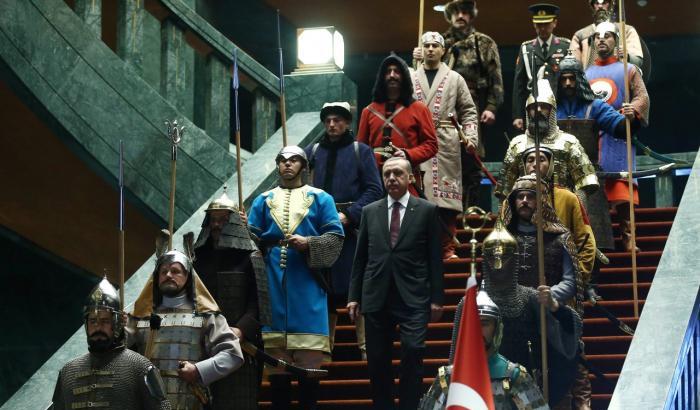 Le purghe di Erdogan arrivano nei servizi segreti turchi: 26 arresti