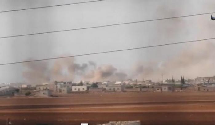 Bombe sulla città siriana di Akhtarin a nord di Aleppo