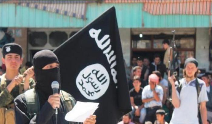 La lettura della sentenza di morte fatta dal boia dell'Isis