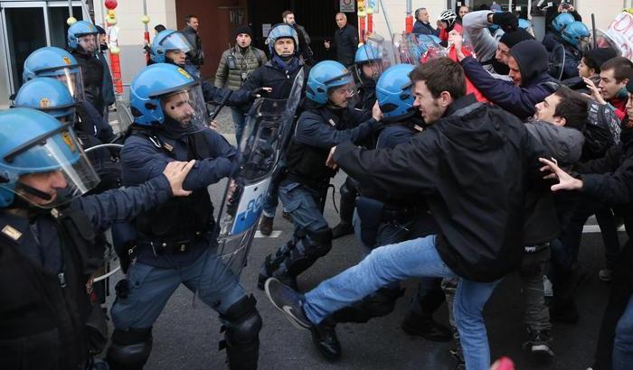 Scontri a Bologna tra polizia e attivisti dopo lo sgombero del condomio sociale