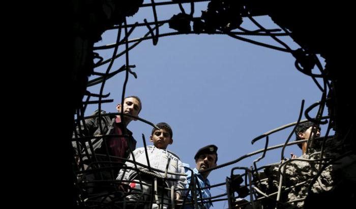 Il buco causato dalle bombe saudite a Sana'a, Yemen. Foto Khaled Abdullah, Reuters / Contrasto