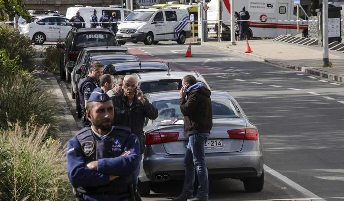 Bruxelles, prende in ostaggio 15 persone in un supermercato: arrestato