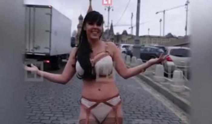 Canta in lingerie nella Piazza Rossa per Putin: "Presidente mi vuole sposare?"