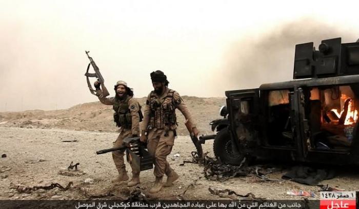 Miliziani dell'Isis dopo un attacco contro un blindato iracheno