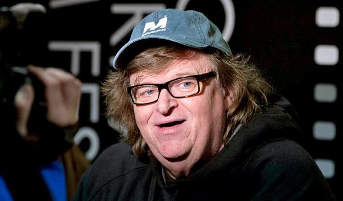 Michael Moore: "Biden accantoni il centro codardo e guardi a sinistra"