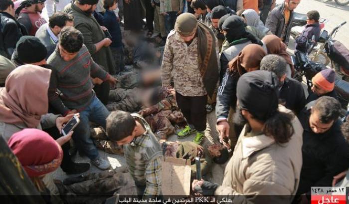 03392B-i-miliziani-dell-isis-accanto-ai-cadaveri-dei-curdi I miliziani dell'Isis accanto ai cadaveri dei curdi