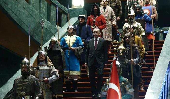 03394D-erdogan-come-un-sultano-in-mezzo-alle-guardie-imperiali Erdogan come un Sultano in mezzo alle guardie imperiali