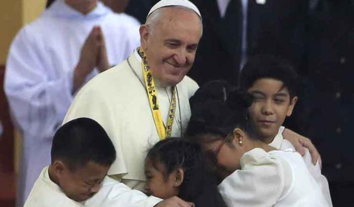 Il Papa contro i potenti: basta bambini schiavi e in armi