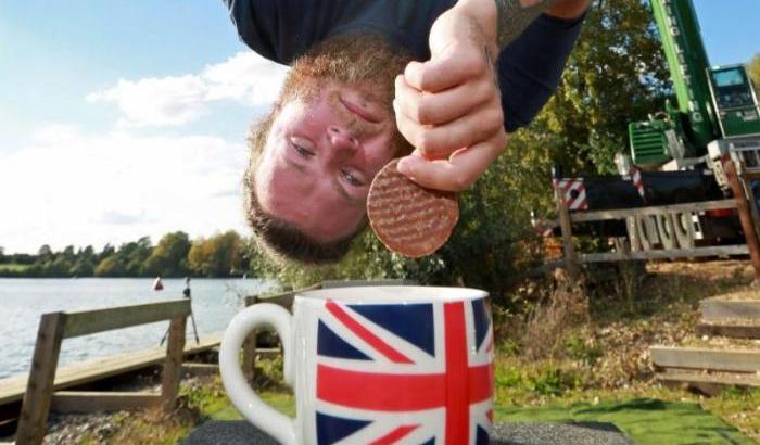 Un salto di 70 metri per inzuppare un biscotto: è Bungee Dunk record