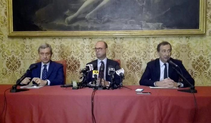 Il prefetto Alessandro Marangoni (S), il ministro dell'Interno, Angelino Alfano (C) ed il sindaco di Milano Giuseppe durante la conferenza stampa sul vertice sulla sicurezza a palazzo Marino a Milano