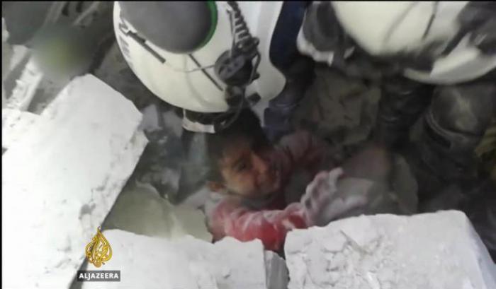 033A63-un-bambino-restato-sotto-un-bombardamento-ad-aleppo Un bambino restato sotto un bombardamento ad Aleppo