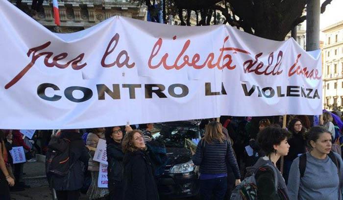 Perché i telegiornali hanno oscurato il corteo delle donne?