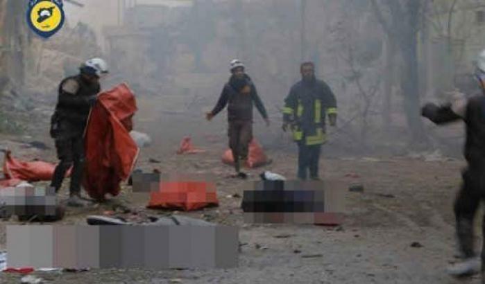 Bombe sui civili in fuga da Aleppo est: 45 morti, tra cui donne e bambini