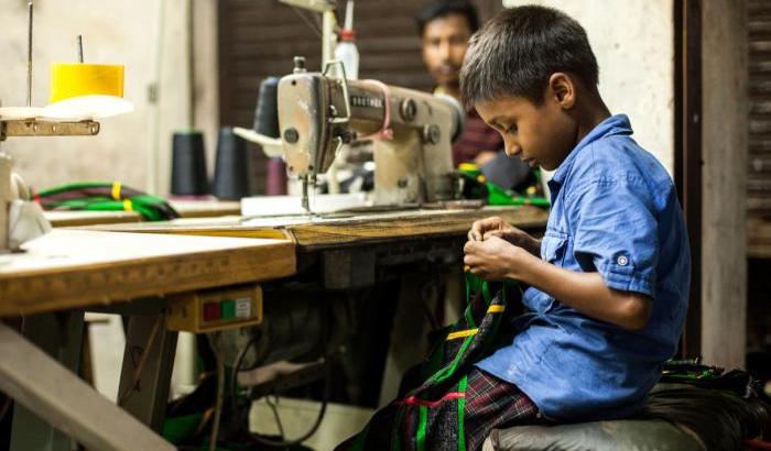 Chi produce i nostri vestiti di lusso? I bambini schiavi del Bangladesh