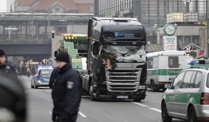 Attentato al mercatino, tra i feriti c'è anche un italiano: non è grave