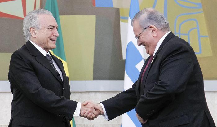 034179-il-presidente-brasiliano-michel-temer-stringe-la-mano-all-ambasciatore-kyriakos-amiridis Il presidente brasiliano Michel Temer stringe la mano all'ambasciatore Kyriakos Amiridis