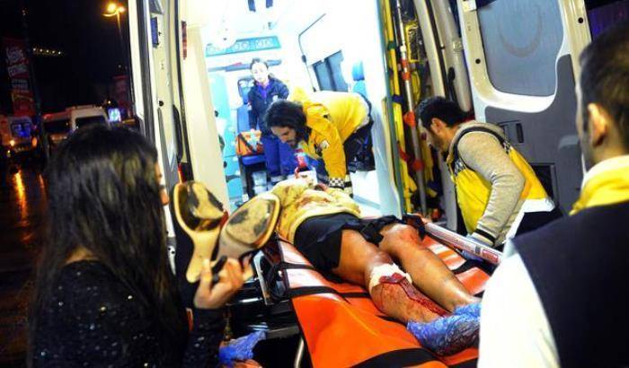 L'ambulanza porta via un ferito