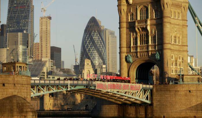 Striscione contro Trump a Londra