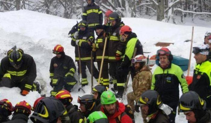 Rigopiano, valanga come 4.000 tir a pieno carico: trovata la sesta vittima