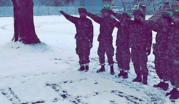 La foto dei soldati svizzeri che fanno il saluto nazista