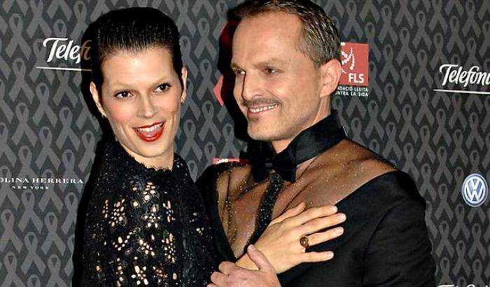 Odio  social contro Miguel Bosé: “Tua nipote è morta perché sei gay”