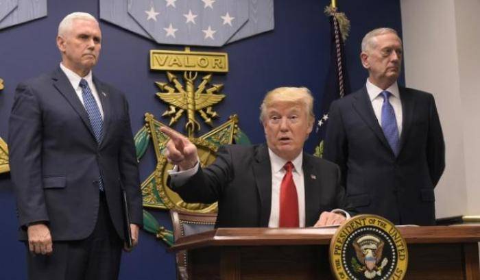 Trump mentre annuncia le misure