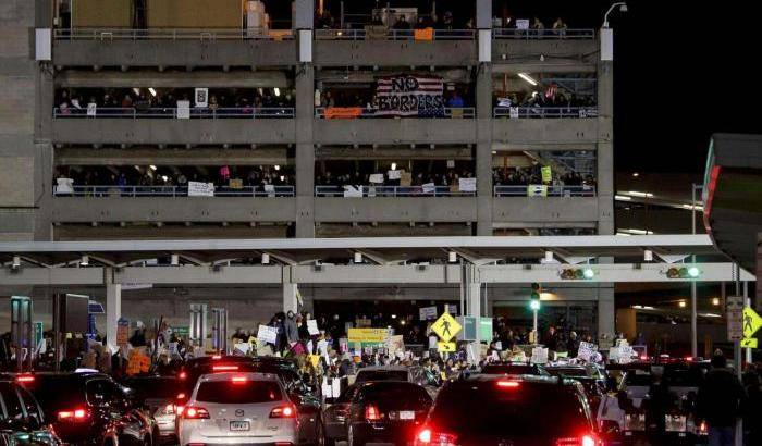 L'America democratica invade gli aeroporti contro Trump