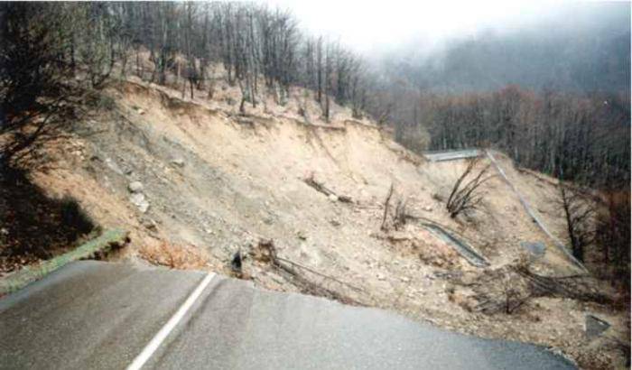 Frana a Massa Carrara, allerta arancione e piogge sull'Italia