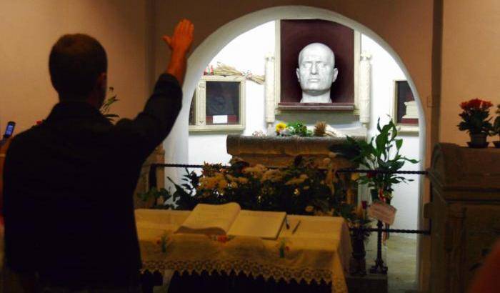 Nostalgici del Partito fascista in visita alla cripta nel cimitero di San Cassiano, dove è sepolto Benito Mussolini