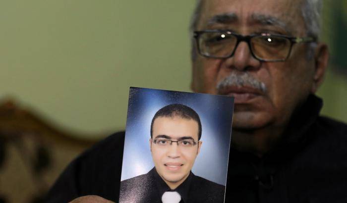 034868-il-padre-di-abdallah-el-hamahmy-mostra-la-foto-del-figlio Il padre di Abdallah El-Hamahmy mostra la foto del figlio