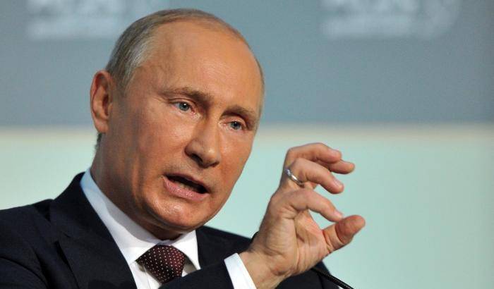 Putin firma la legge scandalo che depenalizza la violenza domestica