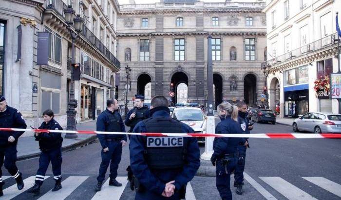 0348A6-la-polizia-al-louvre-dopo-l-attentato La polizia al Louvre dopo l'attentato